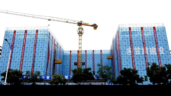 10月16日，由甘肅省交科建設(shè)有限公司承建的蘭州新區(qū)新材料產(chǎn)業(yè)園區(qū)公共服務(wù)平臺項目主體結(jié)構(gòu)順利封頂，為該項目二次結(jié)構(gòu)和裝飾裝修奠定堅實基礎(chǔ)。據(jù)了解，該項目為公共建筑工程，自建設(shè)以來，項目管理團隊面對工
