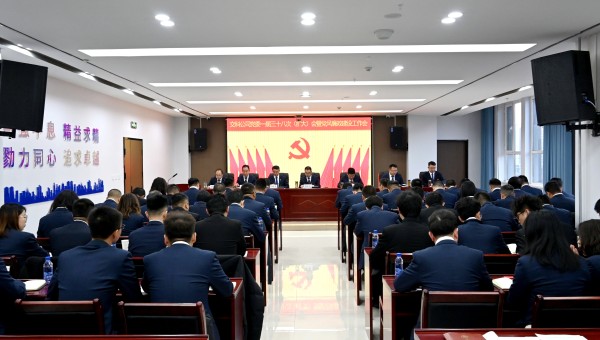2月28日上午，交科公司黨委一屆三十八次（擴(kuò)大）會(huì)暨黨風(fēng)廉政建設(shè)工作會(huì)順利召開。會(huì)議傳達(dá)學(xué)習(xí)了習(xí)近平總書記重要文章《健全全面從嚴(yán)治黨體系》和甘肅建投黨委一屆五次全體(擴(kuò)大)會(huì)議精神；審議通過了交科公司