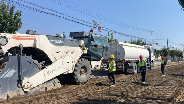 隨著大型冷再生機組緩緩駛過，一段平整嶄新的試驗段路面隨即成型。近日，由西部市政建設集團一公司承建的慶陽市正寧縣S501線五頃塬至三嘉公路項目全深式就地冷再生試驗段順利完成攤鋪作業(yè)。據悉，該項目攤鋪試驗