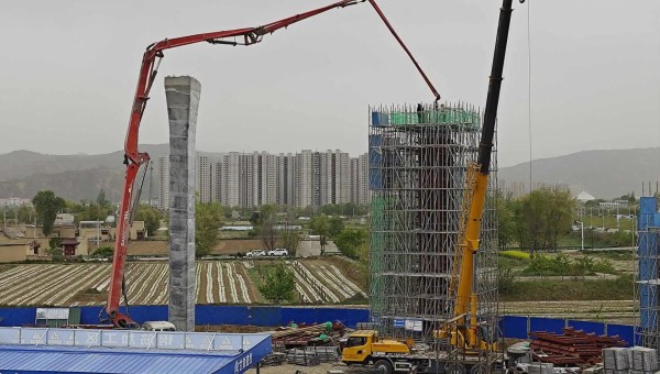 在西部市政建設(shè)集團(tuán)四公司臨夏市環(huán)城北路橋梁及附屬工程（二期）項(xiàng)目現(xiàn)場，鋼筋加工區(qū)火花飛揚(yáng)、安裝墩柱區(qū)一件件鋼筋骨架安全運(yùn)達(dá)、泵車將一方方混凝土輸送至墩柱澆筑......現(xiàn)場一片繁忙景象。自四月復(fù)工以來