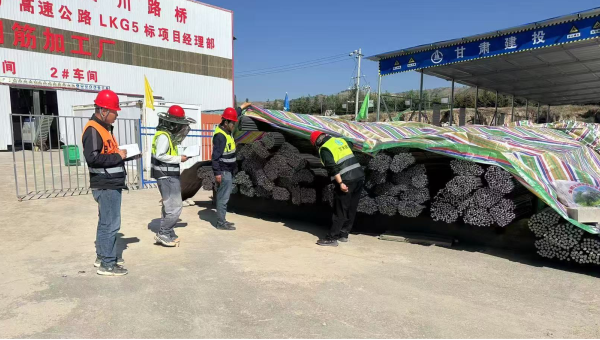 連日來，由西部市政建設(shè)集團(tuán)承建的康樂縣北濱河路西段及連接線道路項(xiàng)目建設(shè)有序推進(jìn)，路基處理、管道安裝、涵洞和橋梁等多個(gè)作業(yè)面同步施工，全體建設(shè)者用汗水澆筑市政道路建設(shè)基石，以實(shí)干精神推進(jìn)項(xiàng)目履約取得新成